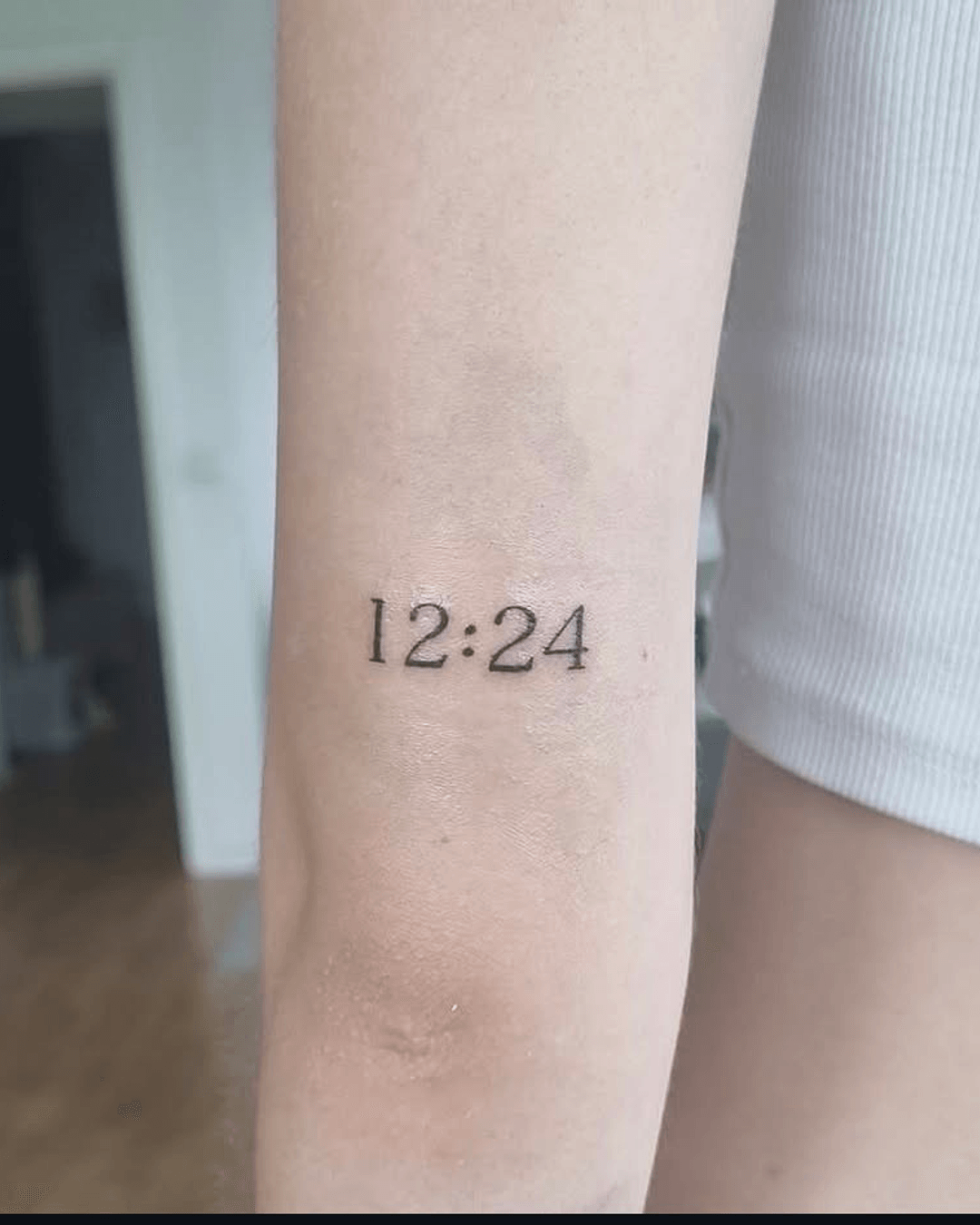 Fine line татуировка с час 12:24 на предмишница