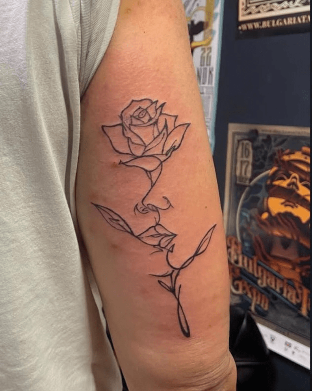 Floral роза, преливаща в женски профил на ръка